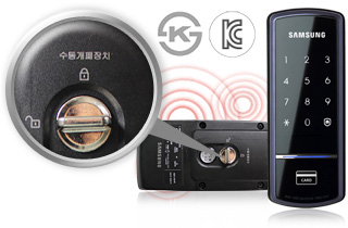 An toàn hơn trong trường hợp khẩn cấp với các tính năng của Samsung Smart Door Lock đảm bảo an: Sau khi vượt qua nhiều thử nghiệm bao gồm chịu dâng điện cao thế, kịch bản mất cắp mô phỏng, và lửa với kết quả ấn tượng, an ninh của một người được đảm bảo với chất lượng cao và công nghệ tiên tiến.  Trong trường hợp hỏa hoạn, và khi nhiệt độ đạt tới trên 60 độ C, hệ thống được thiết kế đặc biệt để kích hoạt báo động và mở cánh cửa qua đó cho phép người sử dụng để tự mở cửa bằng cách sử dụng đòn bẩy trong trường hợp các khóa mất chức năng điện tử của mình.