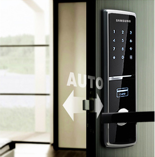 Đôi Security với Auto và đôi Khóa tính năng: Các khóa tự động loại bỏ sự cần thiết cho người sử dụng để tự khóa khi đi ra ngoài.  Nếu cần thiết, người dùng có thể sử dụng tính năng double-lock được thiết kế để giữ cho cánh cửa bị khóa ngay cả với các mật khẩu và phím xác nhận thẻ.  Đặc biệt, tính năng này giúp cho phụ huynh có con nhỏ yên tâm nếu trẻ em vô tình đi ra ngoài không cần giám sát và ngăn chặn những kẻ xâm nhập để sử dụng những khe hở cửa khác như cửa vật nuôi để đột nhập.