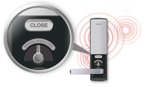 An toàn hơn trong trường hợp khẩn cấp với các tính năng của Samsung Smart Door Lock đảm bảo an: Sau khi vượt qua nhiều thử nghiệm bao gồm chịu dâng điện cao thế, kịch bản mất cắp mô phỏng, và lửa với kết quả ấn tượng, an ninh của một người được đảm bảo với chất lượng cao và công nghệ tiên tiến.  Trong trường hợp hỏa hoạn, và khi nhiệt độ đạt tới trên 60 độ C, hệ thống được thiết kế đặc biệt để kích hoạt báo động và mở cánh cửa qua đó cho phép người sử dụng để tự mở cửa bằng cách sử dụng đòn bẩy trong trường hợp các khóa mất chức năng điện tử của mình.