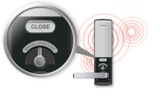 An toàn hơn trong trường hợp khẩn cấp!  Nghỉ ngơi an toàn & được đảm bảo với Samsung Smart Door Lock: Sau khi vượt qua nhiều thử nghiệm bao gồm chịu dâng điện cao thế, kịch bản mô phỏng hành vi trộm cắp, và lửa với kết quả ấn tượng, an ninh của một người được đảm bảo với chất lượng cao và công nghệ tiên tiến.  Trong trường hợp hỏa hoạn, và khi nhiệt độ đạt tới trên 60 độ C, hệ thống được thiết kế đặc biệt để tắt âm thanh báo động và mở cánh cửa qua đó cho phép người sử dụng để tự mở cửa bằng cách sử dụng đòn bẩy trong trường hợp các khóa mất chức năng điện tử của mình .