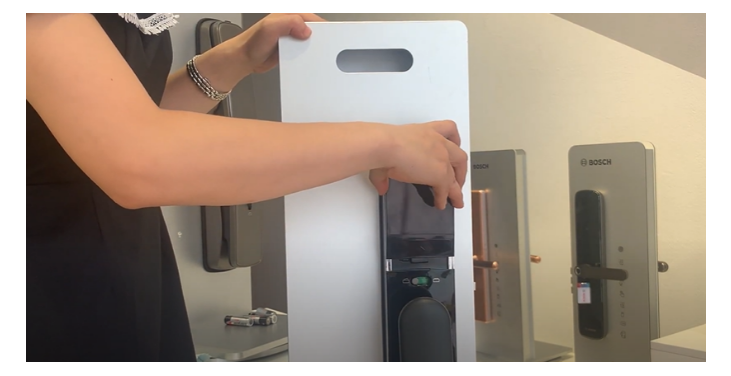 Cách mở cửa khi khóa điện tử bị hết Pin. Cách sử dụng Pin cho khóa cửa điện tử