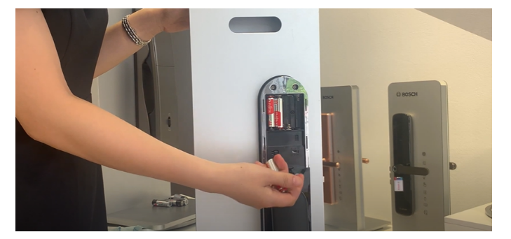 Cách mở cửa khi khóa điện tử bị hết Pin. Cách sử dụng Pin cho khóa cửa điện tử