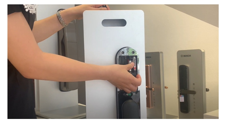 Cách mở cửa khi khóa điện tử bị hết Pin. Cách sử dụng Pin cho khóa cửa điện tử