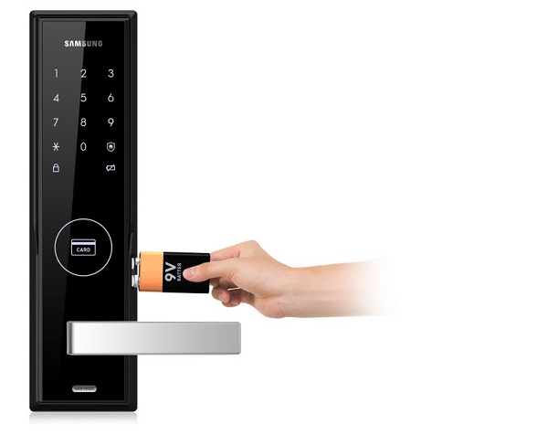 Cách xử lý khóa cửa vân tay hết pin tạm thời