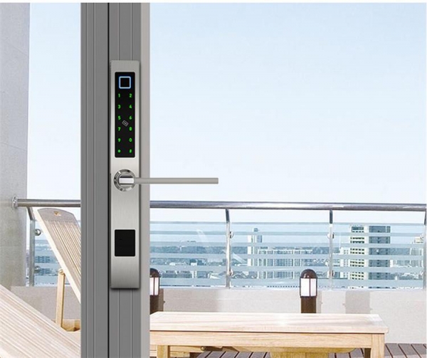 Khóa vân tay cửa nhôm có lắp được cho cửa gỗ hay không?